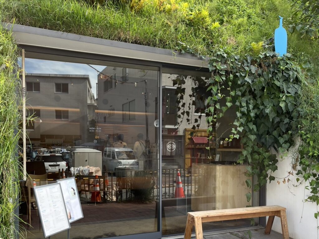 前橋の「白井屋ホテル」と「Blue Bottle Coffee Shiroiya Cafe」をMOZiが紹介。藤本壮介による建築、芦沢啓治が手掛けたカフェ空間、アート、街歩きまで楽しめる前橋を代表するカルチャースポットです。