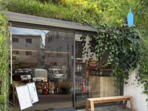前橋の「白井屋ホテル」と「Blue Bottle Coffee Shiroiya Cafe」をMOZiが紹介。藤本壮介による建築、芦沢啓治が手掛けたカフェ空間、アート、街歩きまで楽しめる前橋を代表するカルチャースポットです。