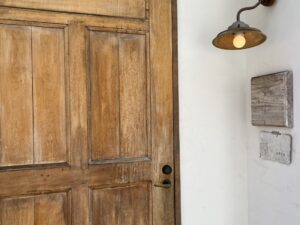 浅草・観音裏にある「annorum / annorum cafe」をMOZiが紹介。アンティーク家具や器に囲まれた古民家空間で、焼き菓子とお茶を楽しむ静かな時間。暮らしを少し豊かにしてくれる隠れ家カフェです。