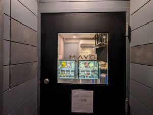 六本木駅徒歩約3分の「PATISSIERE MAYO flat」を訪問。パティシエが手掛ける本格ジェラートは素材の風味が豊かで、夜23時まで営業。店内やテラスで楽しめる大人の隠れ家スイーツをご紹介します。