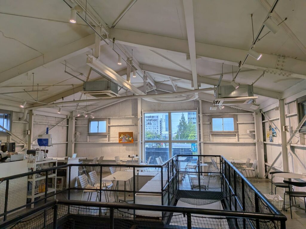 東京・東品川にあるSOKO STATION 146。倉庫を思わせる空間に、ショップや飲食、カルチャーが集まる場所。目的地だけではない、街を歩く楽しさを感じられるスポットをMOZiらしい視点で紹介します。
