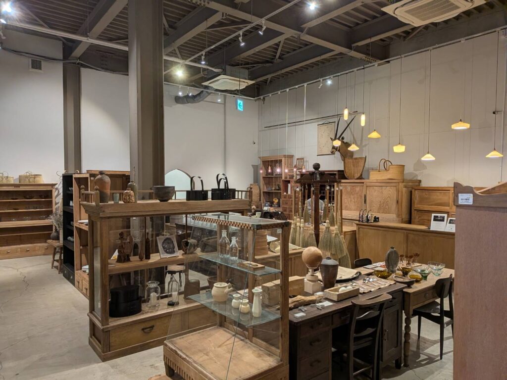 新木場にある「CASICA」は、古家具や生活道具、植物、アートがひとつの空間に集まる場所。古いものが持つ時間と、これからの暮らしが交差するCASICAの魅力を、実際に訪れた写真とともに紹介します。