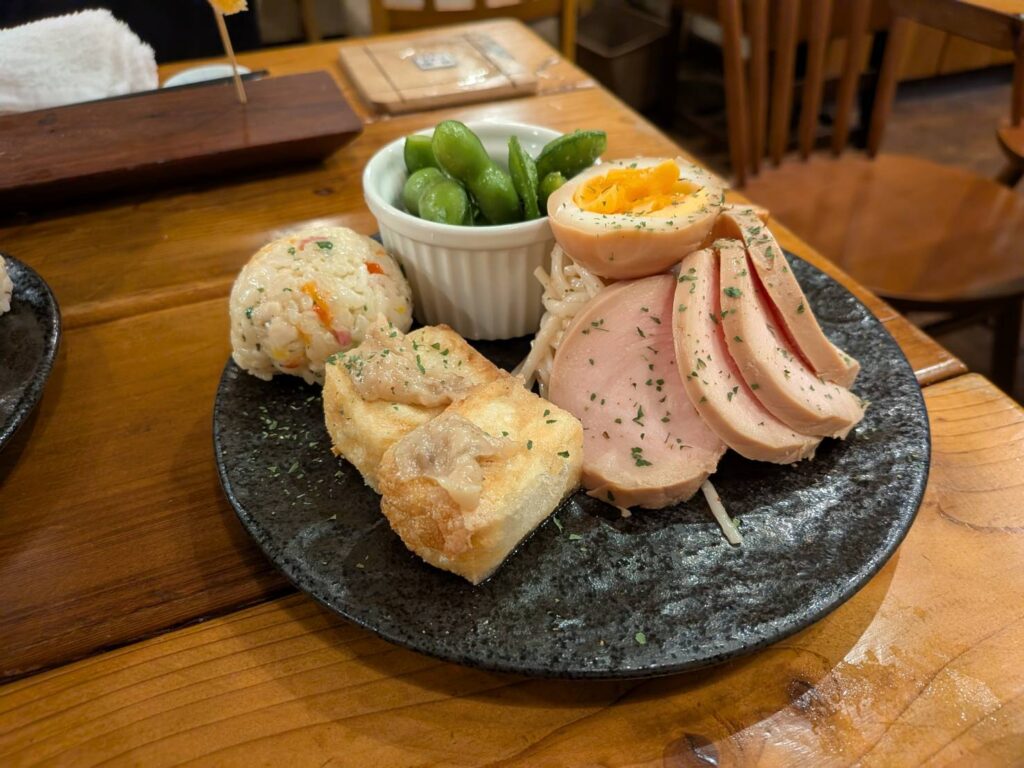 神田駅から徒歩約4分。長崎・九州の料理と日本酒を楽しめる「神田GOTARU」へ。リニューアルした店内で味わう料理と酒、神田の夜にちょうどいい居酒屋時間をMOZi目線で紹介します。