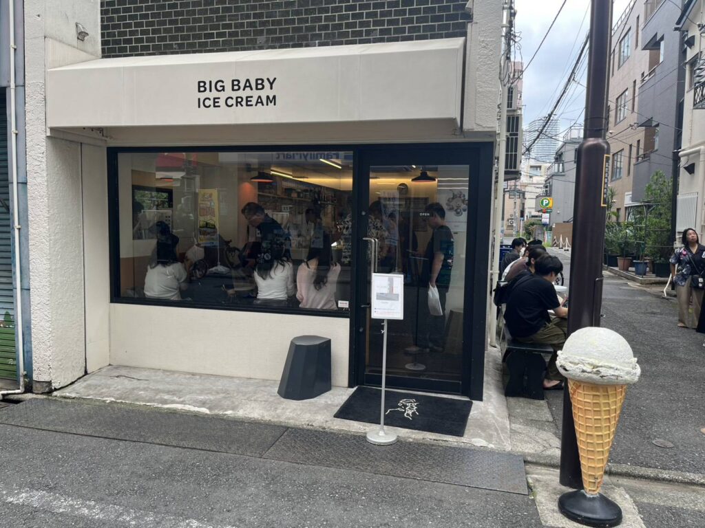 新丸子駅から徒歩1分。BIG BABY ICE CREAMは、素材の味を楽しめるアイスクリームと心地よい空間が魅力のアイスクリームダイナー。個性的なフレーバーやサンデー、ドーナツアイスなど、新丸子で楽しみたい一軒をMOZiらしく紹介します。