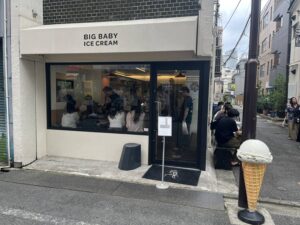 新丸子駅から徒歩1分。BIG BABY ICE CREAMは、素材の味を楽しめるアイスクリームと心地よい空間が魅力のアイスクリームダイナー。個性的なフレーバーやサンデー、ドーナツアイスなど、新丸子で楽しみたい一軒をMOZiらしく紹介します。