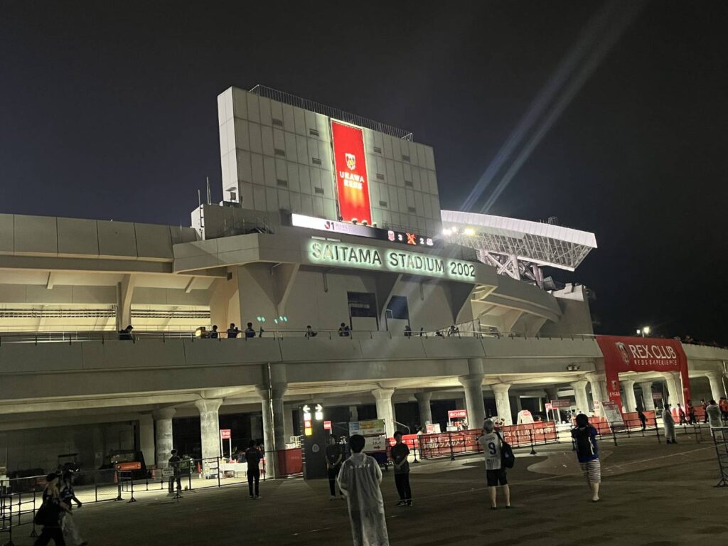 浦和レッズと横浜F・マリノスの一戦を埼玉スタジアム2002で現地観戦。2度リードを許しながら3-2で逆転勝利を飾った浦和。夜のスタジアムの熱気や赤く染まるスタンドとともに、現地観戦の魅力をMOZiらしい視点で綴ります。