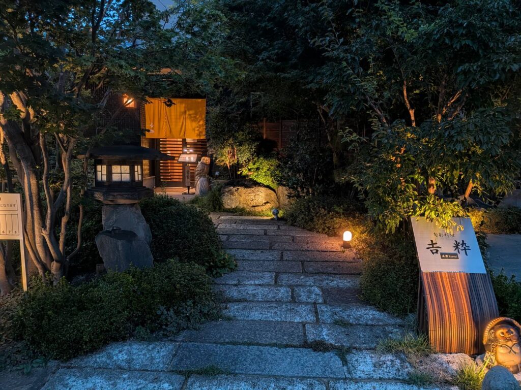 浦和美園駅から徒歩数分。住宅街にひっそりと佇む「旬彩料理 吉粋」は、季節の食材を使った和食を楽しめる割烹料理店。名物の豚天御膳をはじめ、天ぷらや刺身、魚料理などを落ち着いた空間で味わえる一軒をMOZiらしく紹介します。