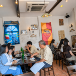 つくば市の人気イタリアン「TRATTORIA E PIZZERIA AMICI」を訪問。本場ナポリ仕込みの薪窯ピッツァ、濃厚カルボナーラ、温かな店内を写真とともに紹介。食べログ イタリアン EAST 百名店にも選ばれた名店の魅力をMOZi視点でお届けします。