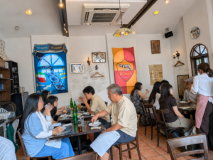 つくば市の人気イタリアン「TRATTORIA E PIZZERIA AMICI」を訪問。本場ナポリ仕込みの薪窯ピッツァ、濃厚カルボナーラ、温かな店内を写真とともに紹介。食べログ イタリアン EAST 百名店にも選ばれた名店の魅力をMOZi視点でお届けします。