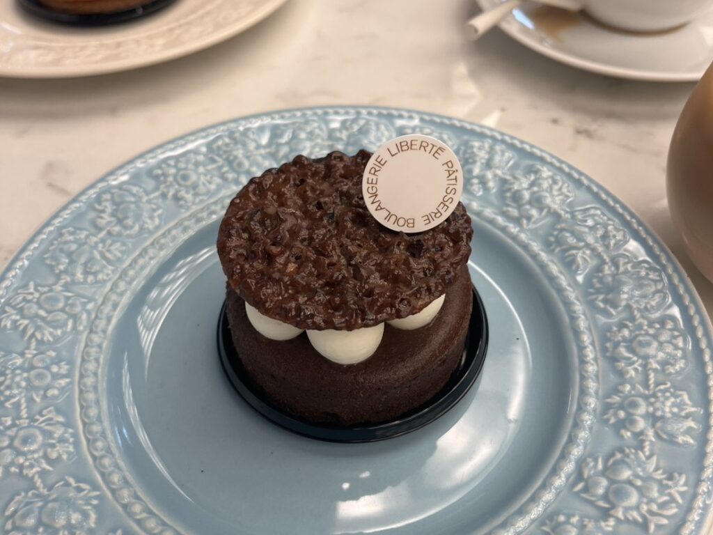 吉祥寺の人気店「LIBERTÉ PÂTISSERIE BOULANGERIE」を訪問。パリ生まれのブーランジェリーで味わう美しいショコラケーキと、ゆったり過ごせる2階カフェの魅力をMOZiが紹介。