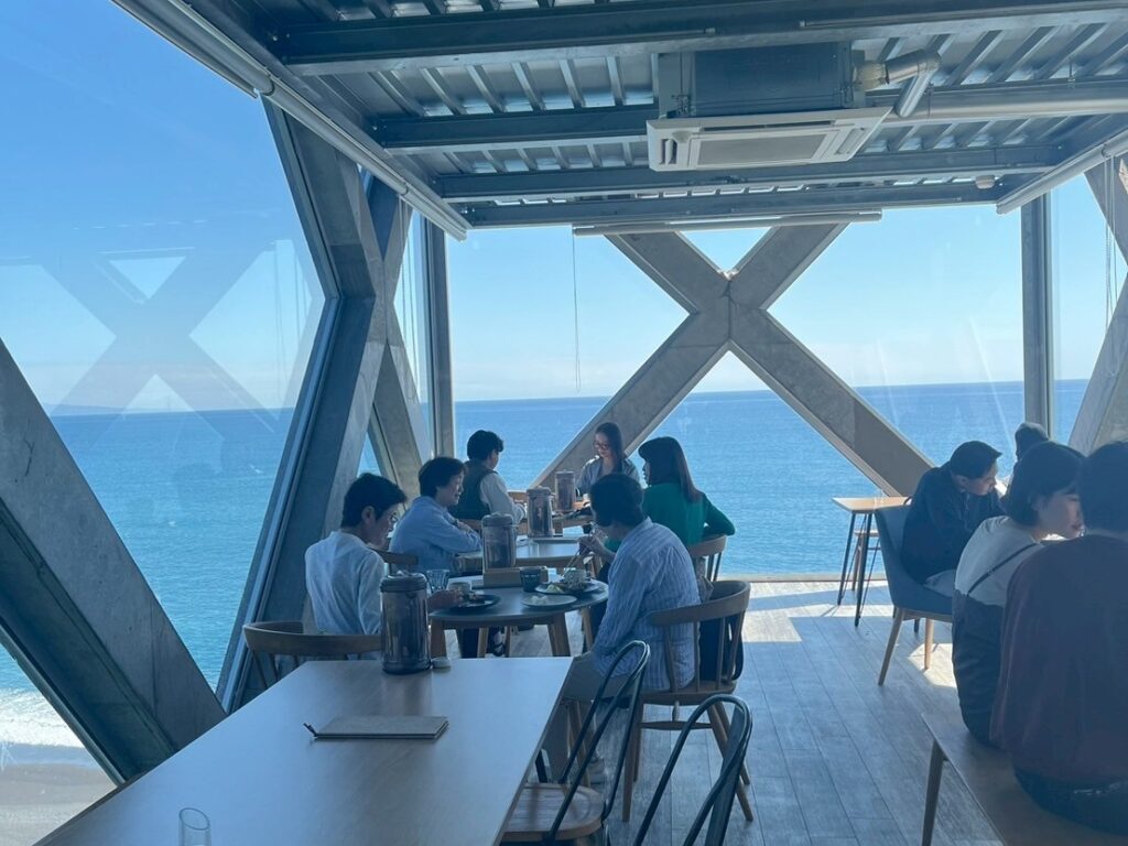 高知県芸西村の海沿いにある「SEA HOUSE」。太平洋を一望できる開放的な店内で、パスタや洋食を楽しめる人気のカフェレストラン。高知旅の途中に立ち寄りたい、海と空を楽しむ一軒をMOZi目線で紹介。