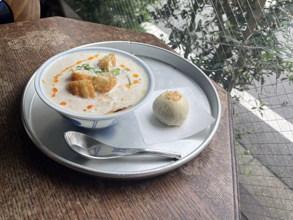 五反田「東京豆漿生活」で味わう台湾の朝ごはん。ふわっとした鹹豆漿や豆漿、台湾らしい軽食とともに、朝の店内に流れる穏やかな時間を楽しむ。東京で台湾の朝を感じられる一軒を紹介します。