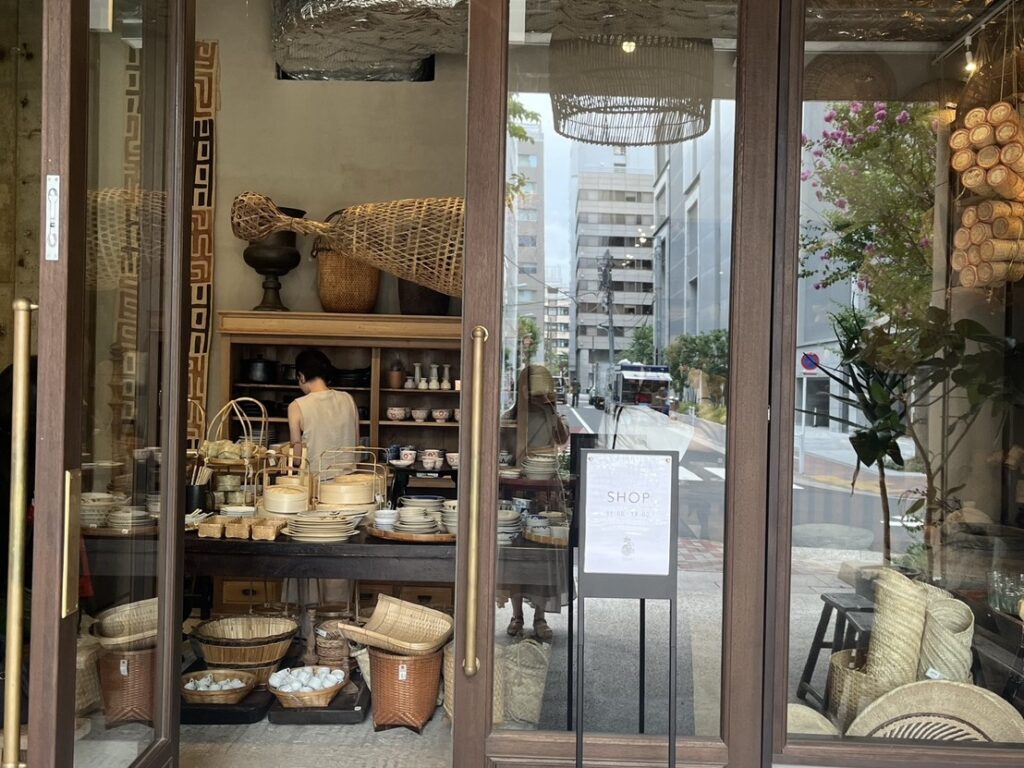 金融の街・日本橋兜町の「CASICA KABUTOCHO」内にある「可視化飯店」でランチ。色とりどりの野菜とスパイスが際立つ薬膳カレーと、甘辛い豚肉が食欲をそそる魯肉飯をレポート。東京の中でアジアの食文化と空気感を楽しめる注目のスポットをご紹介します。