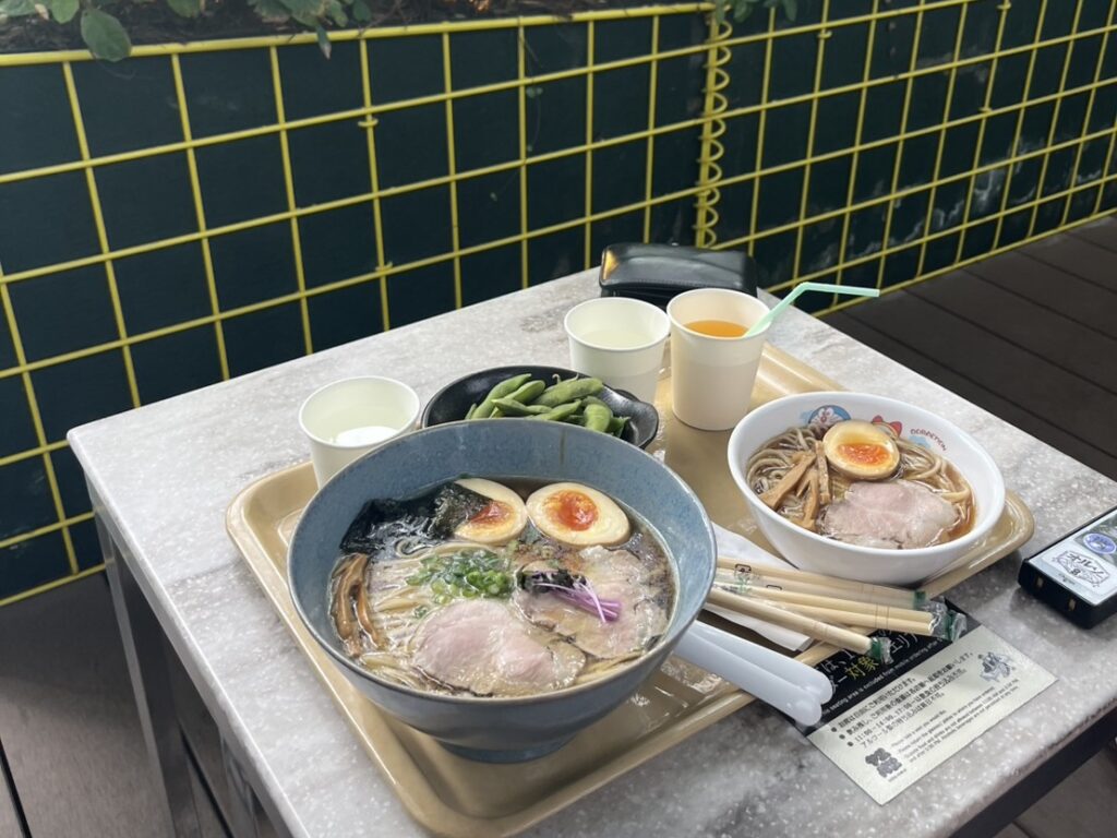 東京駅の目の前、東京ミッドタウン八重洲2階のフードコート「ヤエパブ」。好きな店から一皿ずつ選び、醤油ラーメンや揚げたての排骨を気ままに。大人がふらりと寄れる八重洲の穴場を、写真とともに紹介します。