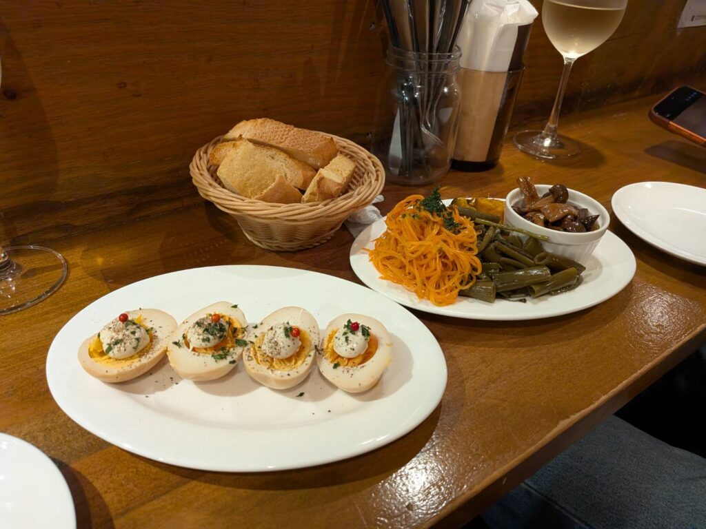 御徒町駅から徒歩2分の「御徒町ワイン食堂パパン」。牛肉のタルタルや名物アリゴなど、ワインと楽しみたい料理が揃うカジュアルなビストロ。気取らず楽しめる御徒町の夜を紹介します。