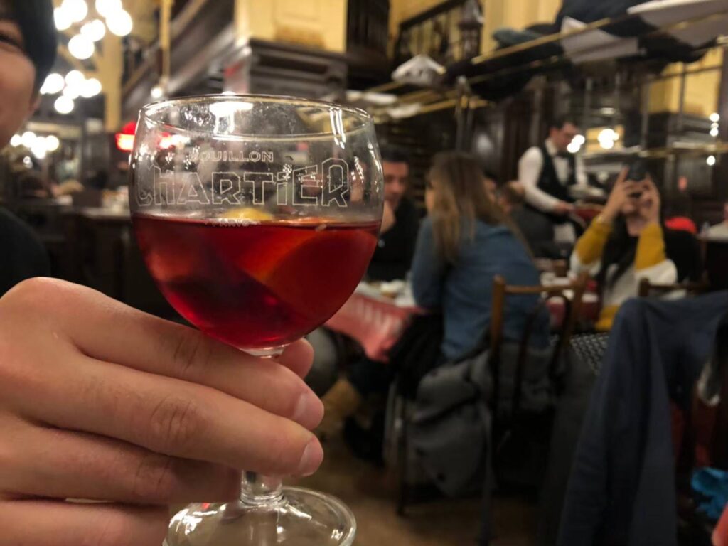 パリの老舗大衆食堂「Bouillon Chartier（ブイヨン・シャルティエ）」。1896年創業、歴史ある美しい空間でフランスの伝統料理を手頃な価格で楽しめる名店。パリの日常を感じられるシャルティエの魅力を紹介します。
