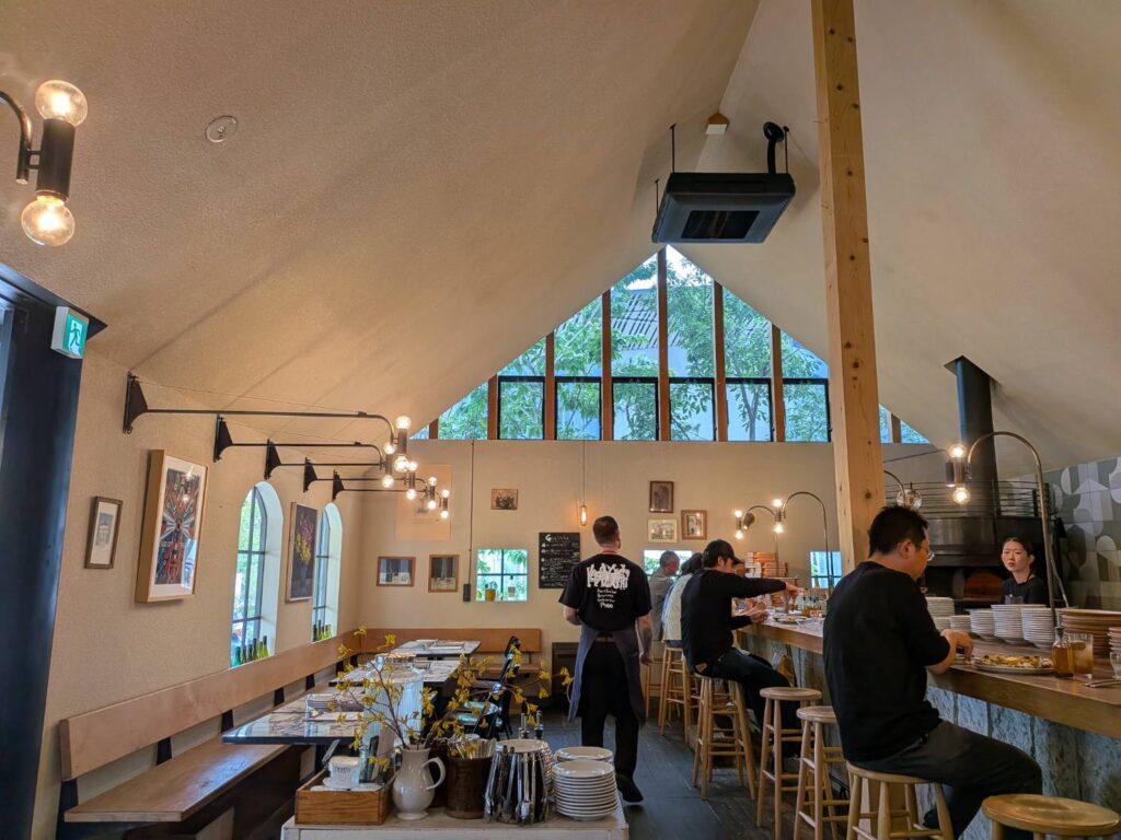 那須・黒磯駅近くにある「Pico Pizzeria（ピコ ピッツェリア）」。薪窯で焼き上げるもちっとしたピザと、那須の食材を生かした料理を楽しめる一軒を紹介します。