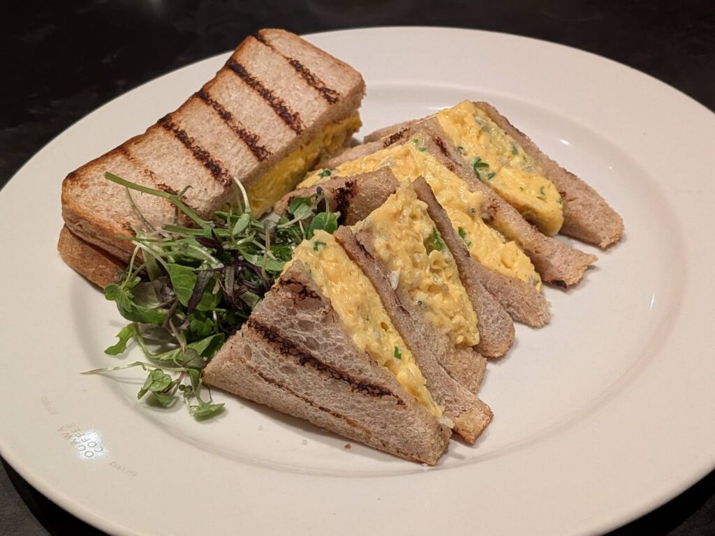 京都・小川珈琲 堺町錦店で味わう「九条ねぎとしらすの玉子サンドイッチ」。京都産九条ねぎとしらす、ふんわり玉子焼きを合わせた、京都らしい一皿を紹介。