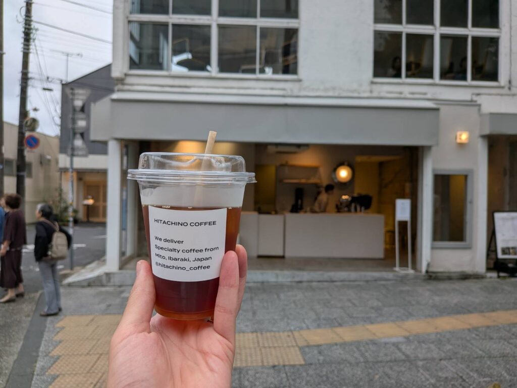 水戸駅から徒歩約7分の「HITACHINO COFFEE」。浅煎りのスペシャルティコーヒーと、無機質で洗練された空間が魅力のロースタリーを紹介。水戸の街歩きと一緒に訪れたい一軒です。