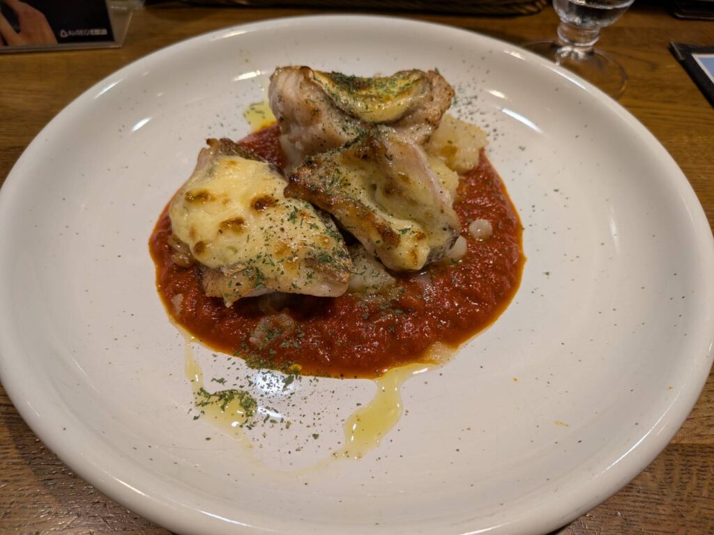 渋谷区東にあるスペイン料理店「Las Bocas（ラスボカス）」で、香川県産真鯛のアリオリソースのせオーブン焼きをランチに。瀬戸内の鮮魚とスペイン料理を楽しめる、渋谷の喧騒から少し離れた一軒を紹介します。