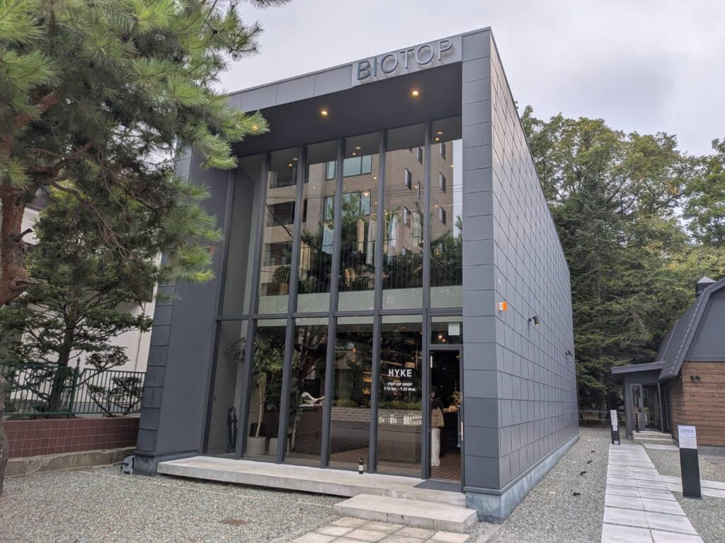 2026年4月、札幌・円山にオープンした「BIOTOP SAPPORO」。ファッションやコスメ、生活雑貨、植物、食まで楽しめる複合型ショップの魅力を紹介。札幌で訪れたい新しいカルチャースポットです。