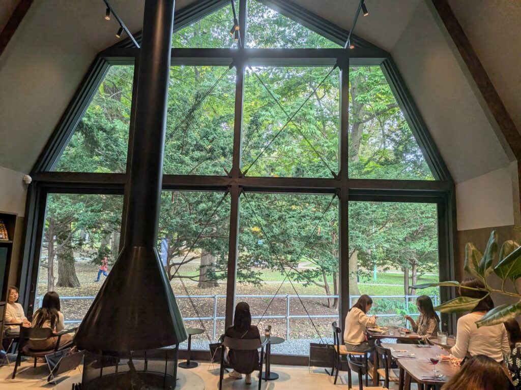 札幌・円山公園のそばに2026年4月オープンした「KITCHEN bw BIOTOP」。名物の熟成ハヤシライスをはじめとする洋食や、円山の四季を感じられる空間の魅力を紹介します。
