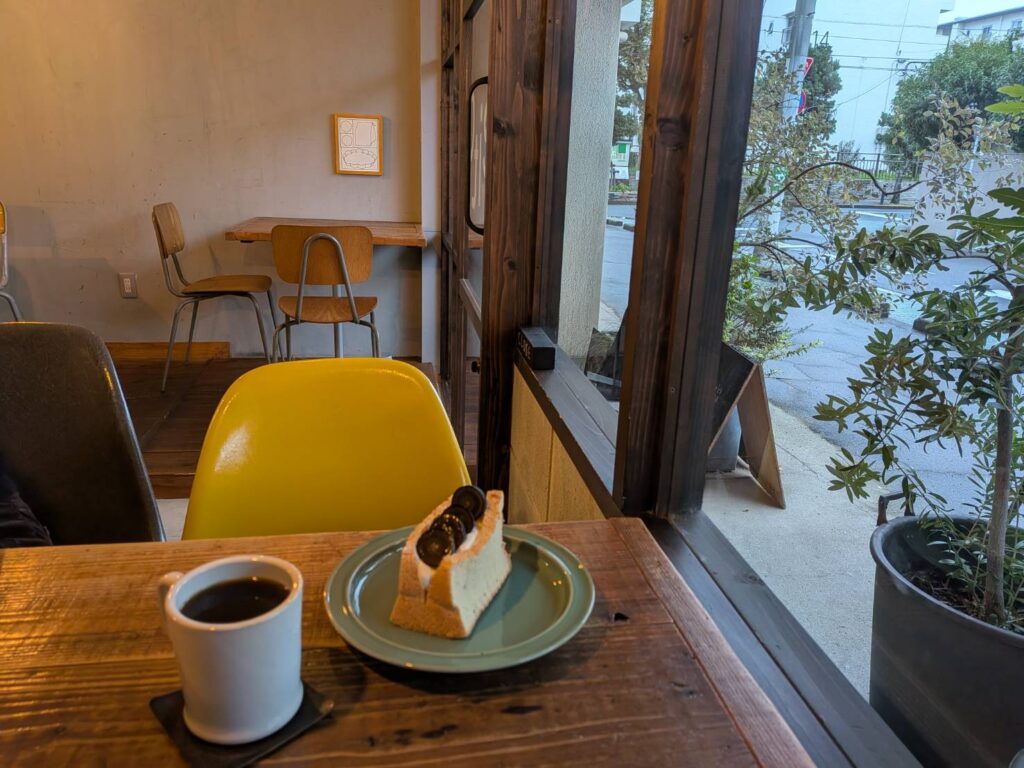 東京・竹ノ塚にある「STRINGSTAND eito（ストリングスタンドイイト）」。コーヒーや季節のスイーツを楽しめるカフェでありながら、テニスやバドミントン用品も扱うユニークな店。竹ノ塚で訪れたいカフェを紹介。