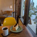 東京・竹ノ塚にある「STRINGSTAND eito（ストリングスタンドイイト）」。コーヒーや季節のスイーツを楽しめるカフェでありながら、テニスやバドミントン用品も扱うユニークな店。竹ノ塚で訪れたいカフェを紹介。