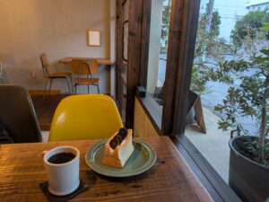 東京・竹ノ塚にある「STRINGSTAND eito（ストリングスタンドイイト）」。コーヒーや季節のスイーツを楽しめるカフェでありながら、テニスやバドミントン用品も扱うユニークな店。竹ノ塚で訪れたいカフェを紹介。