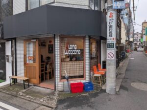 三軒茶屋駅から徒歩2分の「LONG WEEKEND」。メルボルンでの経験をもとにしたコーヒーや焼き菓子を楽しめる、街角のローカルカフェを紹介。