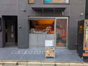 三軒茶屋駅から徒歩2分の「よいち」。肉料理や魚介料理、ナチュラルワインなどを楽しめるビストロで、三軒茶屋で少し雰囲気のいい夜を過ごしたい日に訪れたい一軒です。