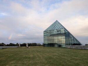 札幌・モエレ沼公園にある「ガラスのピラミッド“HIDAMARI”」。イサム・ノグチが公園全体をデザインした、建築と自然が一体になった美しい場所を紹介します。