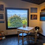 北海道・美瑛の丘にある「atelier nipek」。写真家・中西敏貴さんの作品を展示するカフェ＆ギャラリーで、十勝岳連峰を眺めながらコーヒーやスイーツを楽しめます。