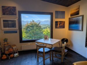 北海道・美瑛の丘にある「atelier nipek」。写真家・中西敏貴さんの作品を展示するカフェ＆ギャラリーで、十勝岳連峰を眺めながらコーヒーやスイーツを楽しめます。