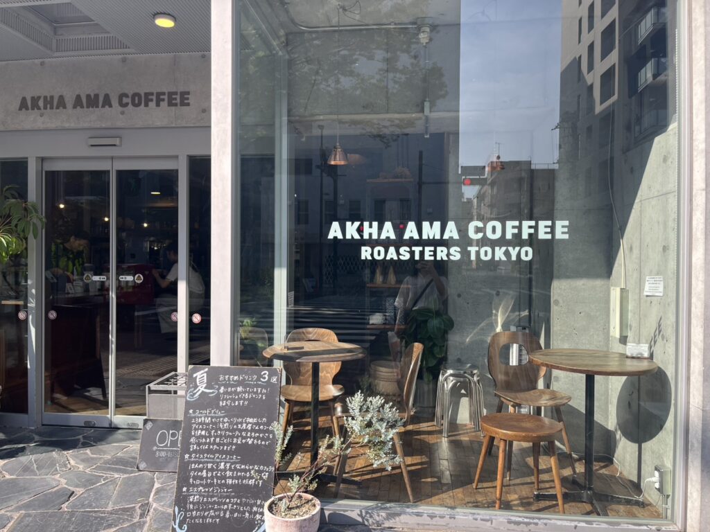 神楽坂にあるAKHA AMA COFFEE。タイ北部のアカ族の村から始まったコーヒーを、栽培から精製、焙煎、抽出まで一貫して届けています。神楽坂の街を歩きながら、遠いタイの村につながる一杯を楽しめるコーヒーショップをMOZiらしく紹介。